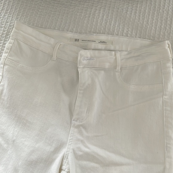 White skinny jeans with rips in knees - Picture 2 of 6